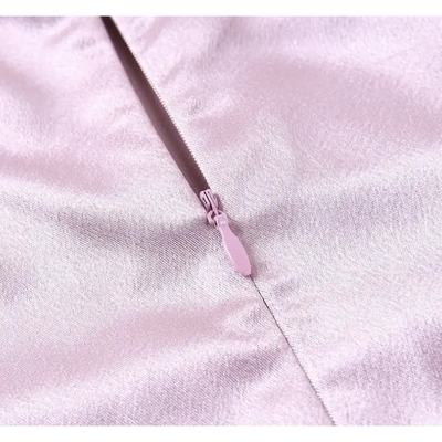 Robe rose en satin à fente latérale, allure féminine et moderne, parfaite pour les soirées