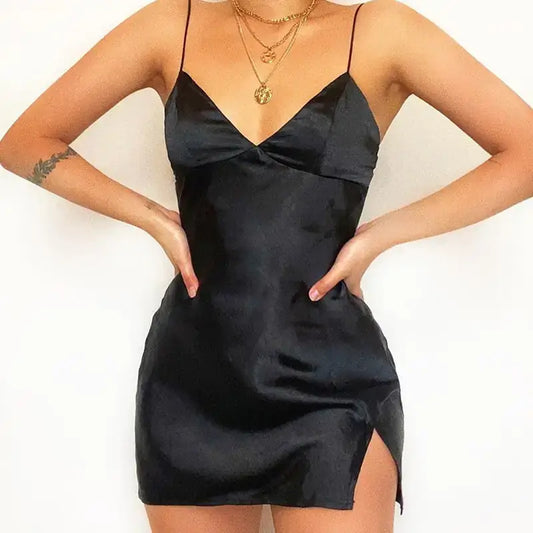 Robe noire en satin avec bretelles fines et petite fente élégante, look chic et urbain