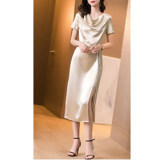 Femme portant une robe en satin de soie mûrier, cintrée à la taille, en couleur Champagne, au tombé fluide et élégant pour l’été.