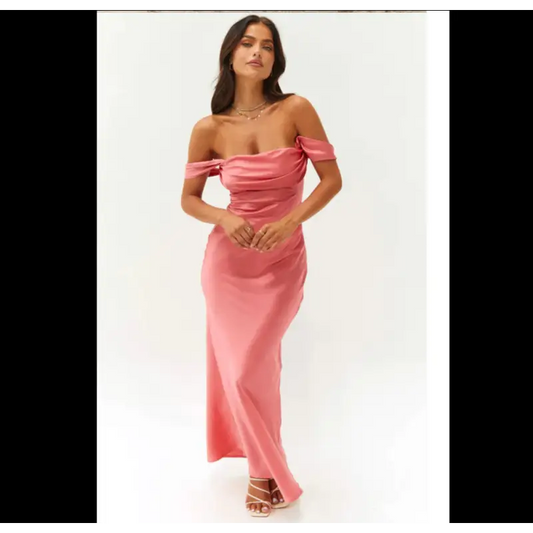 Robe longue rouge pastèque sans bretelles avec col droit et dos ouvert, coupe moulante élégante – tenue chic pour soirée ou événement formel.