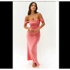 Robe longue rouge pastèque sans bretelles avec col droit et dos ouvert, coupe moulante élégante – tenue chic pour soirée ou événement formel.