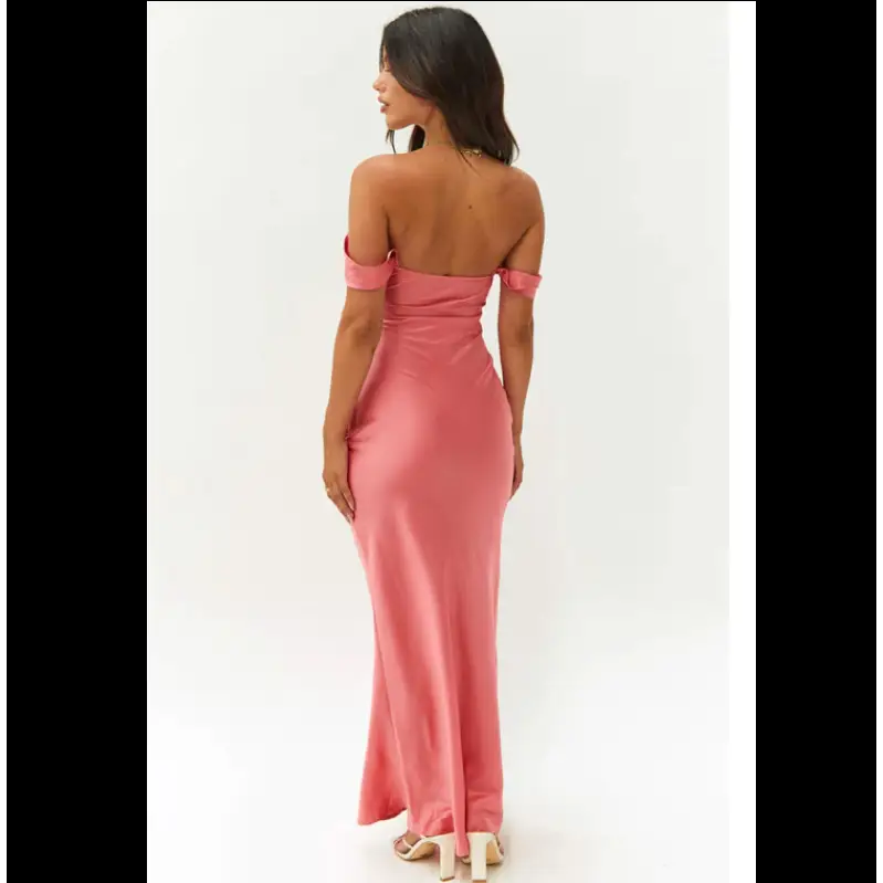 Robe longue rouge pastèque sans bretelles avec col droit et dos ouvert, coupe moulante élégante – tenue chic pour soirée ou événement formel.