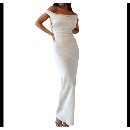 Femme élégante portant une robe longue dos nu en satin, style sirène, sans manches, en coton-lin, idéale pour les soirées et événements chic. Couleur blanche.