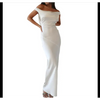 Femme élégante portant une robe longue dos nu en satin, style sirène, sans manches, en coton-lin, idéale pour les soirées et événements chic. Couleur blanche.