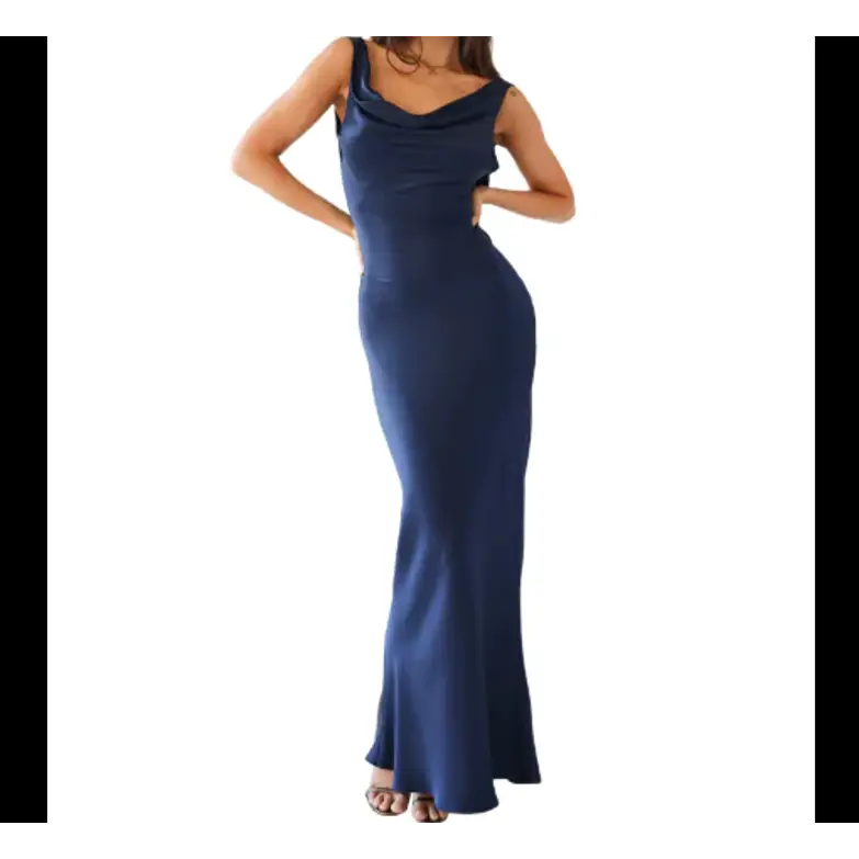 Femme élégante portant une robe longue dos nu en satin, style sirène, sans manches, en coton-lin, idéale pour les soirées et événements chic. Couleur bleue.