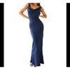 Femme élégante portant une robe longue dos nu en satin, style sirène, sans manches, en coton-lin, idéale pour les soirées et événements chic. Couleur bleue.