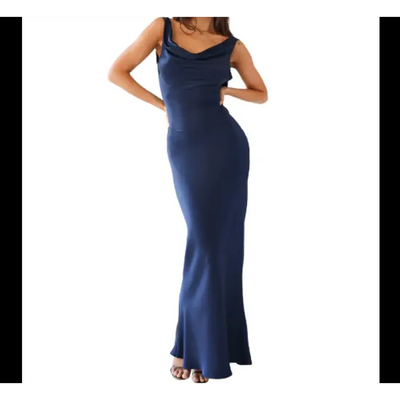 Femme élégante portant une robe longue dos nu en satin, style sirène, sans manches, en coton-lin, idéale pour les soirées et événements chic. Couleur bleue.
