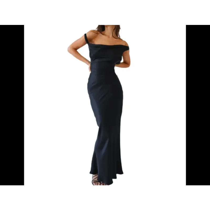 Femme élégante portant une robe longue dos nu en satin, style sirène, sans manches, en coton-lin, idéale pour les soirées et événements chic. Couleur noire.