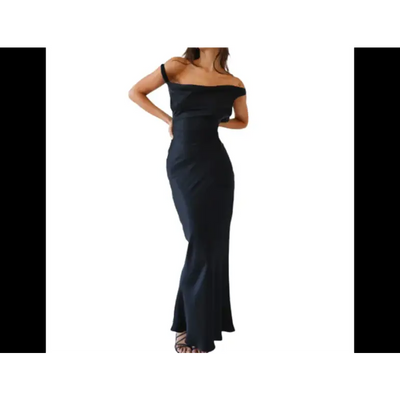 Femme élégante portant une robe longue dos nu en satin, style sirène, sans manches, en coton-lin, idéale pour les soirées et événements chic. Couleur noire.