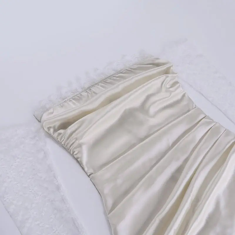 Robe Longue Satin Blanche Épaules Dénudées