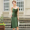 Robe longue satinée dos nu couleur verte, fluide et élégante, inspirée du style vintage français, portée lors d’un événement en extérieur.
