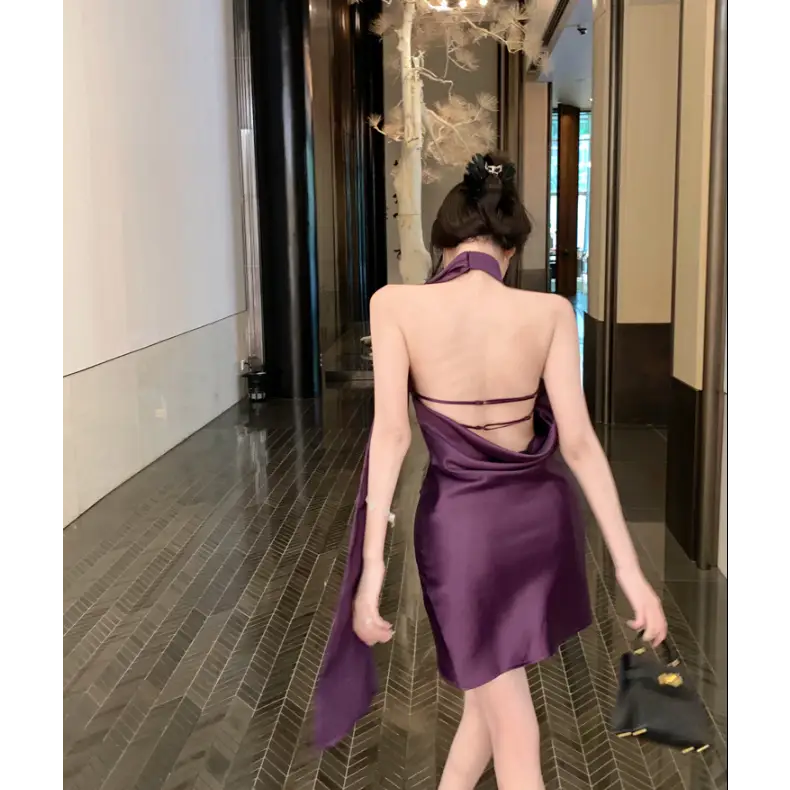 Robe moulante courte pour femme, col halter, couleur graphite, idéale pour les soirées élégantes.
