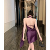 Robe moulante courte pour femme, col halter, couleur graphite, idéale pour les soirées élégantes.