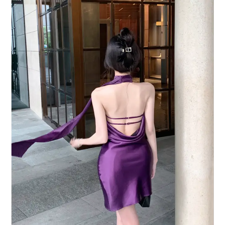 Robe moulante courte pour femme, col halter, couleur graphite, idéale pour les soirées élégantes.