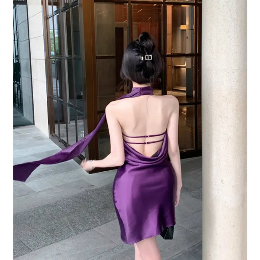 Robe moulante courte pour femme, col halter, couleur graphite, idéale pour les soirées élégantes.