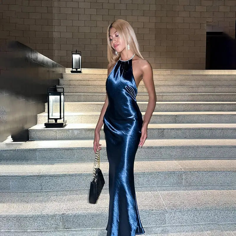 Robe de soirée satin bleu nuit dos nu, 
élégante, longue et ajustée