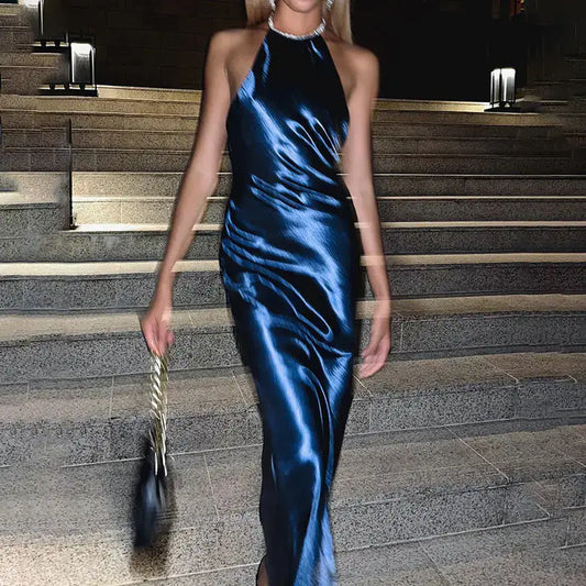 Robe de soirée satin bleu nuit dos nu, 
élégante, longue et ajustée