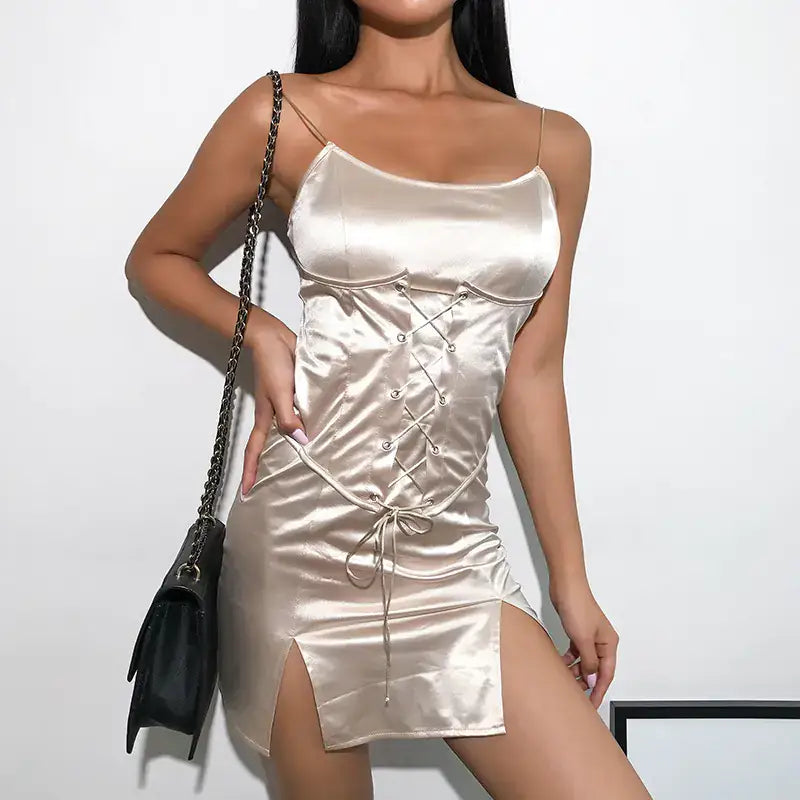 Femme portant une robe satin courte beige avec laçage corset et fente élégante – robe de soirée chic Création Satin