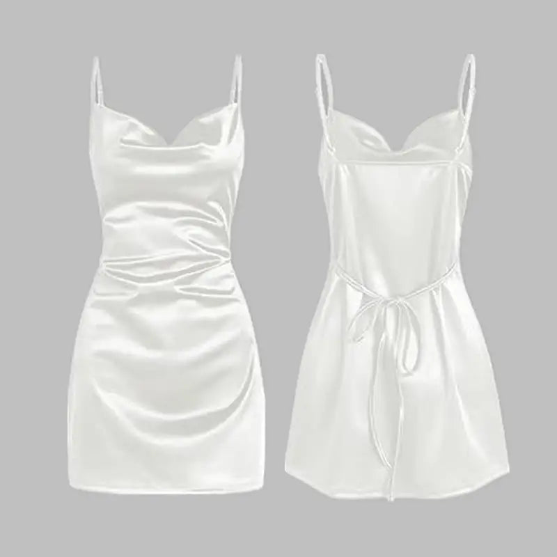 Robe blanche satinée, style minimaliste avec détails dos nu raffinés