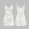 Robe blanche satinée, style minimaliste avec détails dos nu raffinés