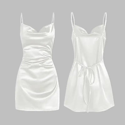 Robe blanche satinée, style minimaliste avec détails dos nu raffinés