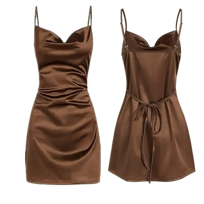 Robe chocolat foncé en satin, chic et audacieuse avec un laçage subtil