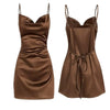 Robe chocolat foncé en satin, chic et audacieuse avec un laçage subtil