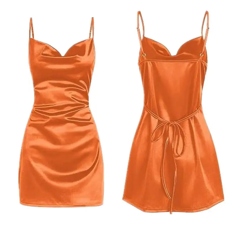 Robe orange vive en satin, coupe ajustée et dos nu, idéale pour les journées estivales