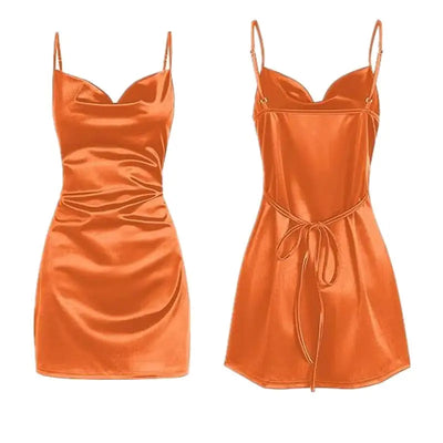 Robe orange vive en satin, coupe ajustée et dos nu, idéale pour les journées estivales