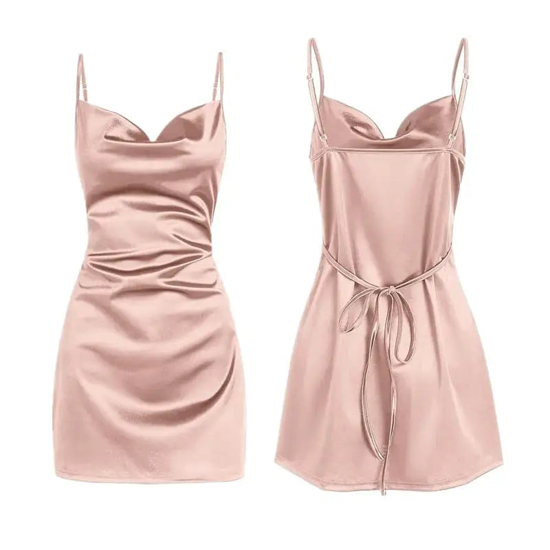 Robe rose douce en satin à dos nu, féminine et délicate, idéale pour un rendez-vous
