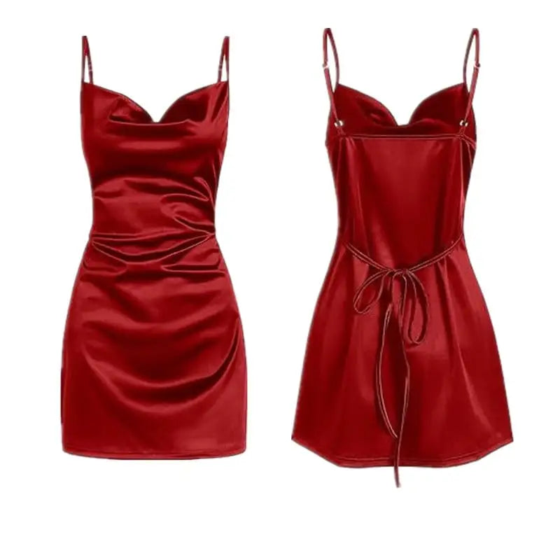 Robe bordeaux satinée avec bretelles et laçage sensuel, look glamour garanti