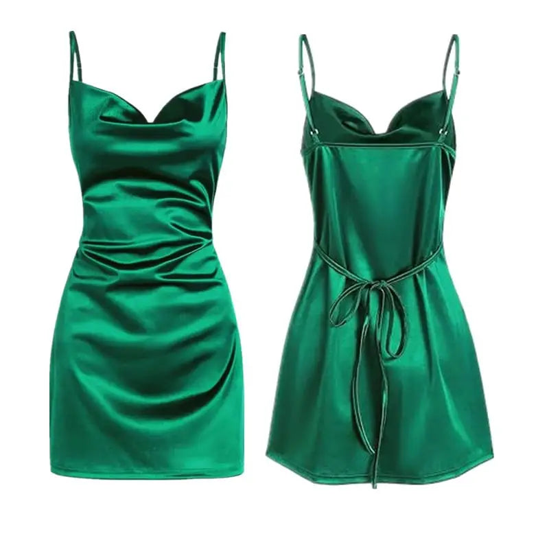 Robe satin vert foncé à bretelles fines et dos nu, élégance intemporelle