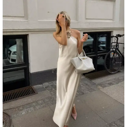Femme portant la Robe Satin Santorini Champagne, longue et fluide, idéale pour soirée élégante

