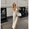 Femme portant la Robe Satin Santorini Champagne, longue et fluide, idéale pour soirée élégante