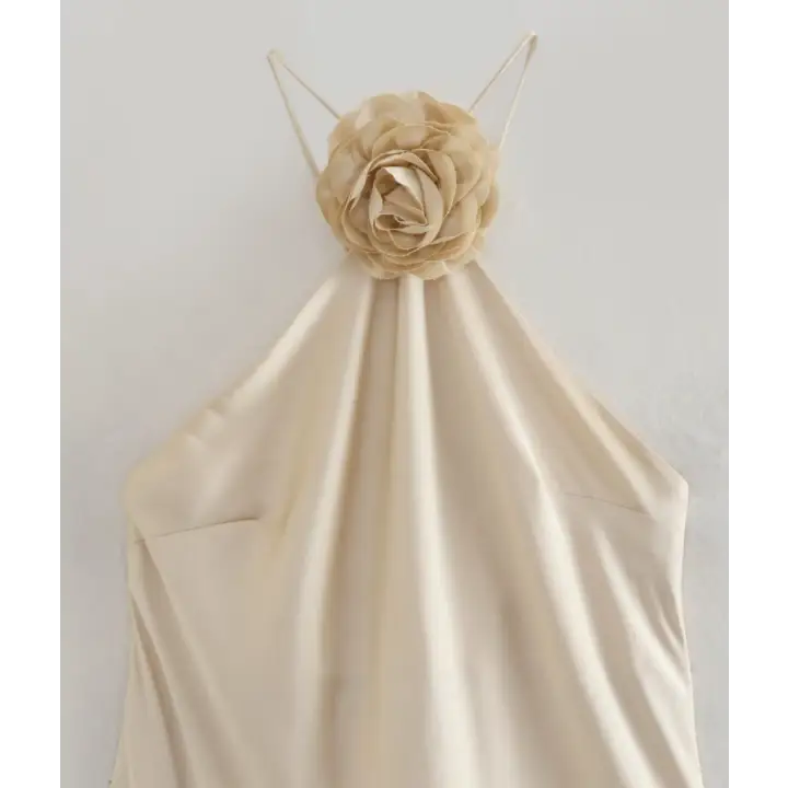 Robe Satin Santorini Champagne, longue et fluide, idéale pour soirée élégante