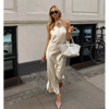 Femme portant la Robe Satin Santorini Champagne, longue et fluide, idéale pour soirée élégante