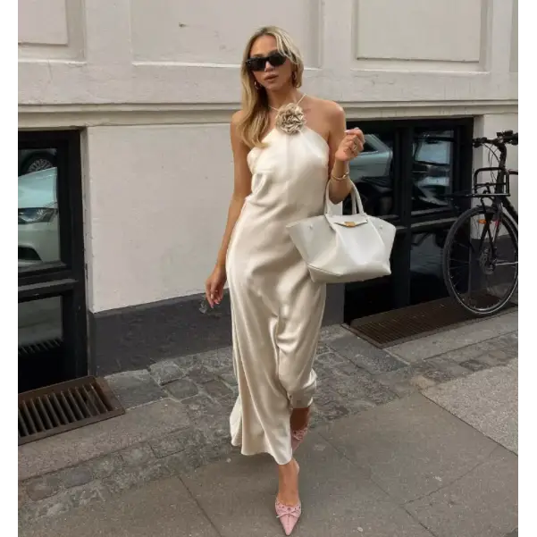 Femme portant la Robe Satin Santorini Champagne, longue et fluide, idéale pour soirée élégante
