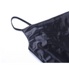 Robe noire satinée sexy à bretelles fines avec fente latérale, élégante et fluide, parfaite pour une soirée chic ou un événement formel.