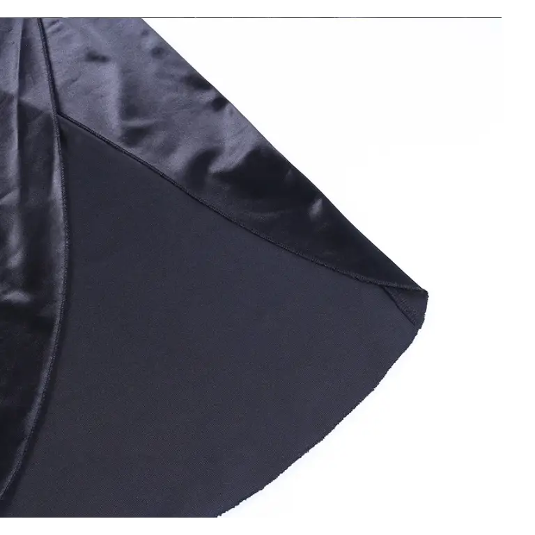 Robe noire satinée sexy à bretelles fines avec fente latérale, élégante et fluide, parfaite pour une soirée chic ou un événement formel.