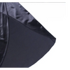 Robe noire satinée sexy à bretelles fines avec fente latérale, élégante et fluide, parfaite pour une soirée chic ou un événement formel.