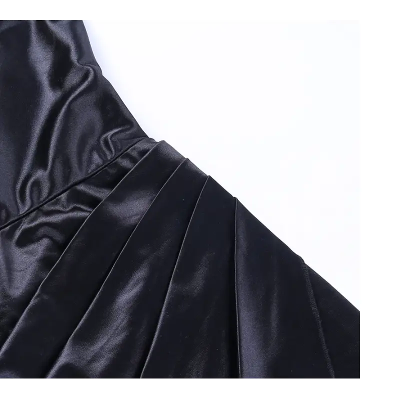 Robe noire satinée sexy à bretelles fines avec fente latérale, élégante et fluide, parfaite pour une soirée chic ou un événement formel.