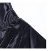 Robe noire satinée sexy à bretelles fines avec fente latérale, élégante et fluide, parfaite pour une soirée chic ou un événement formel.