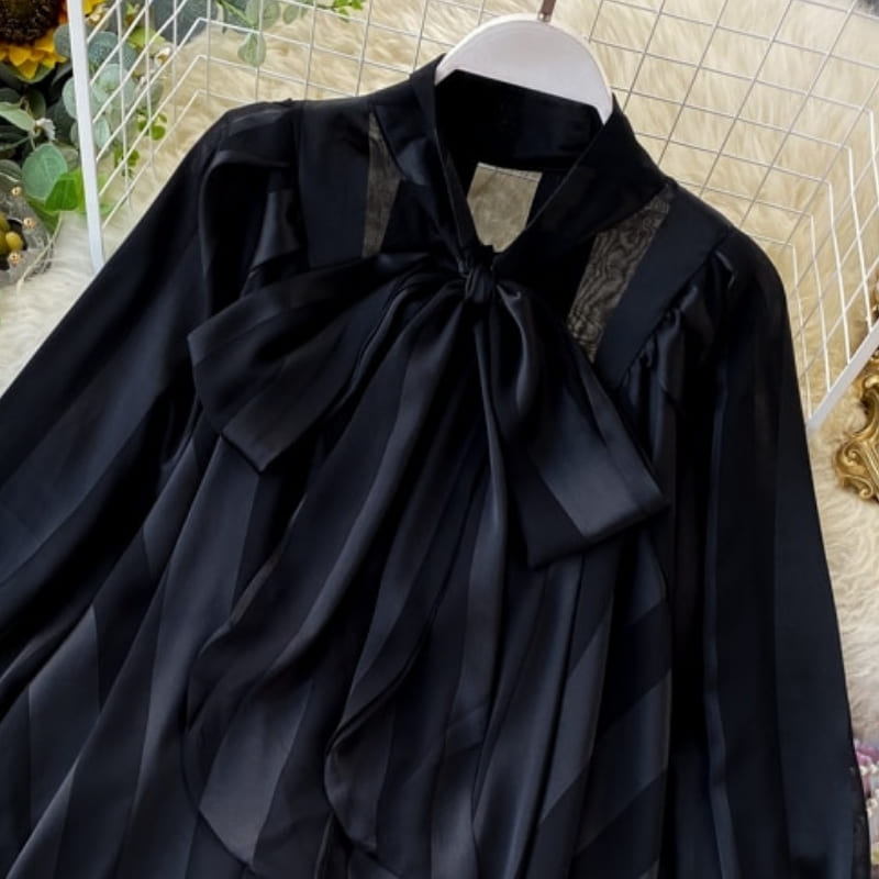 Blouse Satin Couleur Noir.