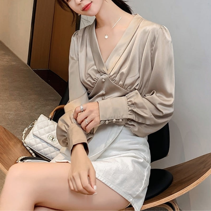 Blouse Satin Beige Boutonnée.