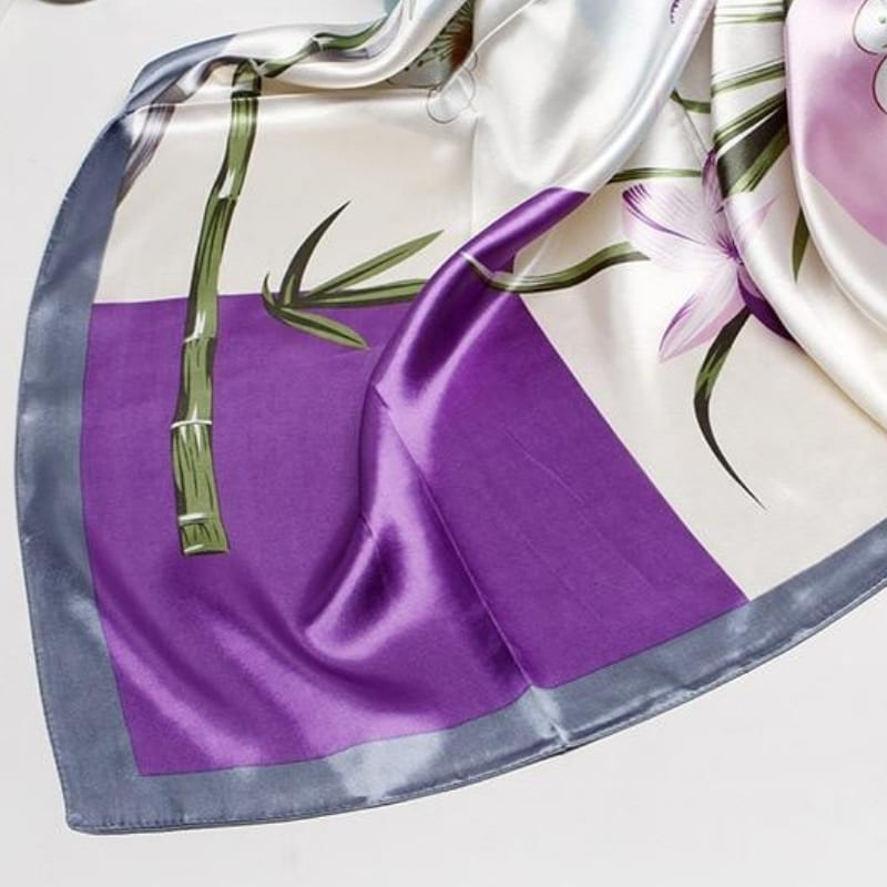 Foulard Satin Violet Imprimé Fleuri.