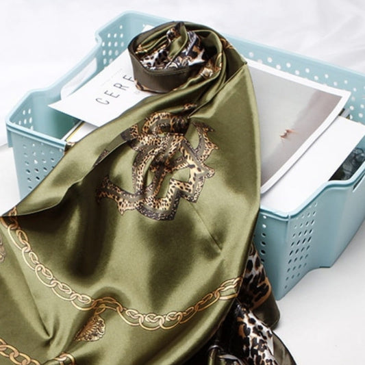 Foulard Satin Vert Kaki Léopard.