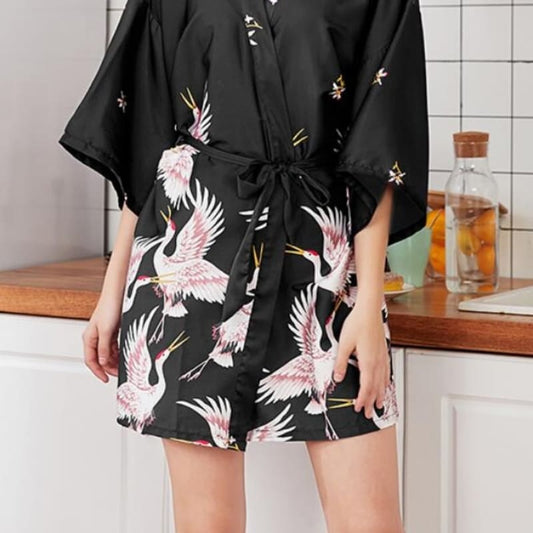Kimono Noir Avec Motif Satin Court.