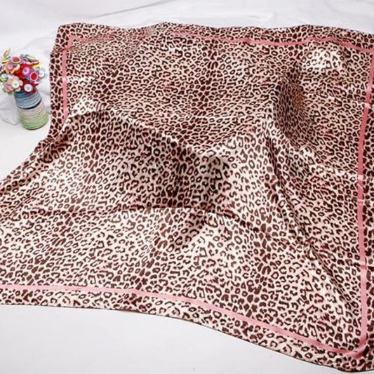 Foulard Satin Rose Poudré Léopard.