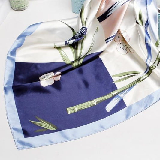 Foulard Satin Bleu Ciel Imprimé Bambou.