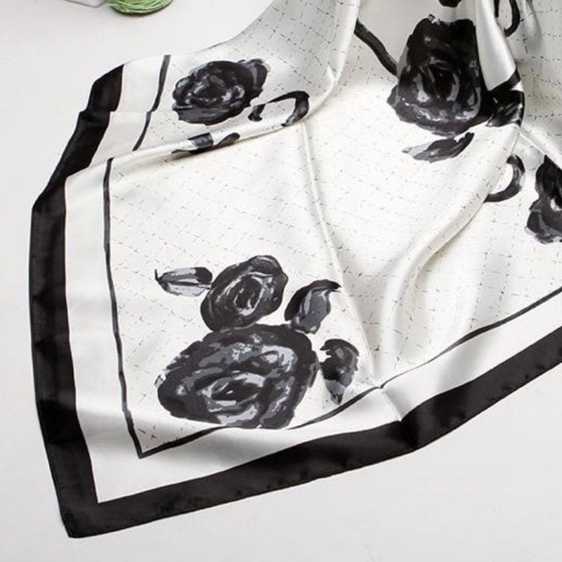 Foulard Satin Blanc À Fleurs Noires.